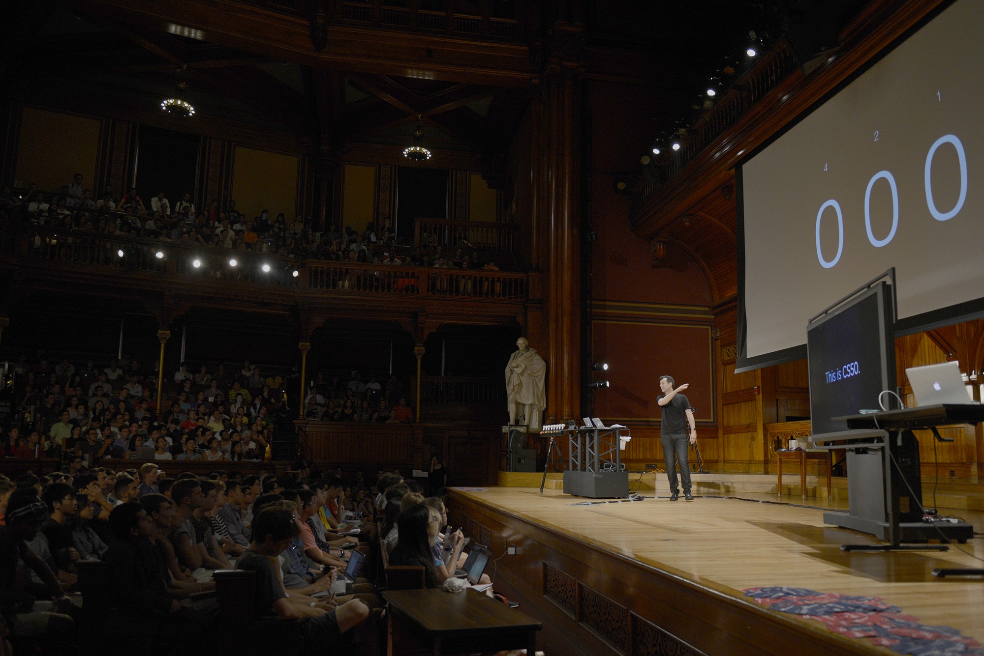 SEAS 教授与 Meta、Amazon、OpenAI 合作改进计算机科学课程