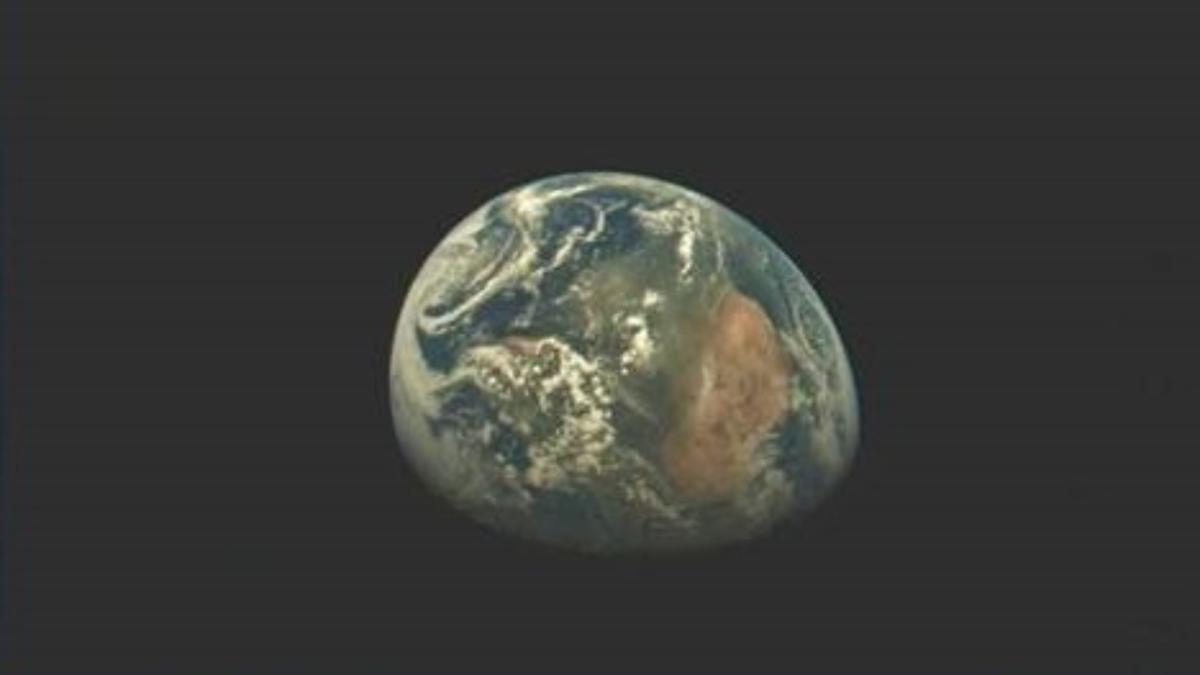 神秘的 X-37B 太空飞机从轨道上拍下了这张地球的照片