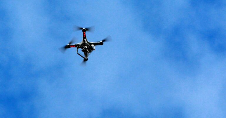 在有报道称俄罗斯与美国驻英国空军基地的无人机有联系后进行“调查”