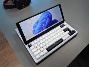 这款机械键盘也是一款配备触摸屏和内置 Windows 11 的成熟 PC