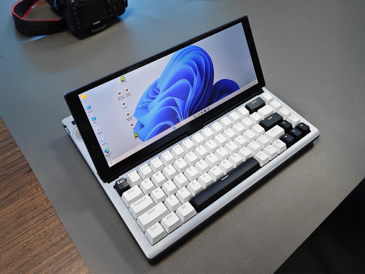 这款机械键盘也是一款配备触摸屏和内置 Windows 11 的成熟 PC