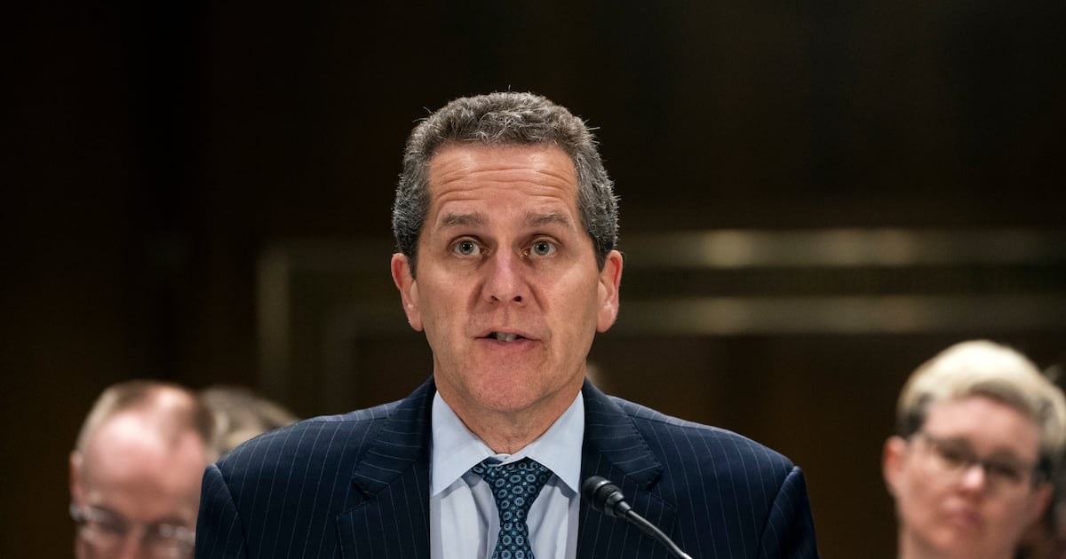 美联储高级官员表示，人工智能的短期潜力被夸大了，并警告存在大规模风险