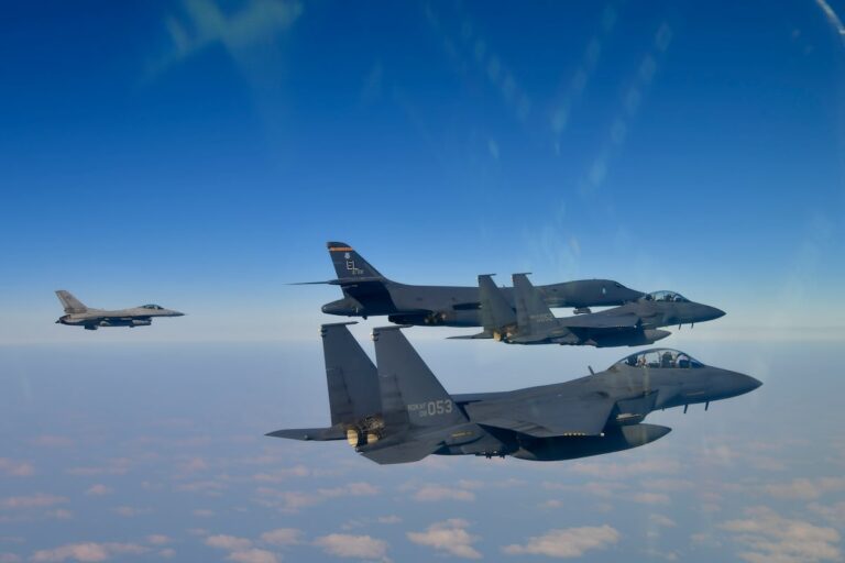 韩国和美国使用 B-1B 轰炸机和战斗机进行演习