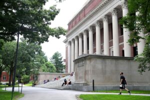 如何帮助即将上大学的学生培养 AI 素养
