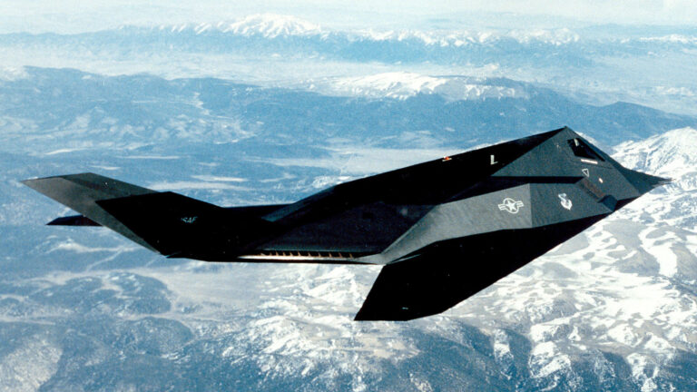 F-117 夜鹰最高速度：隐形战斗机有多快？