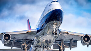 波音 747 需要多少燃料才能以最大航程飞行？