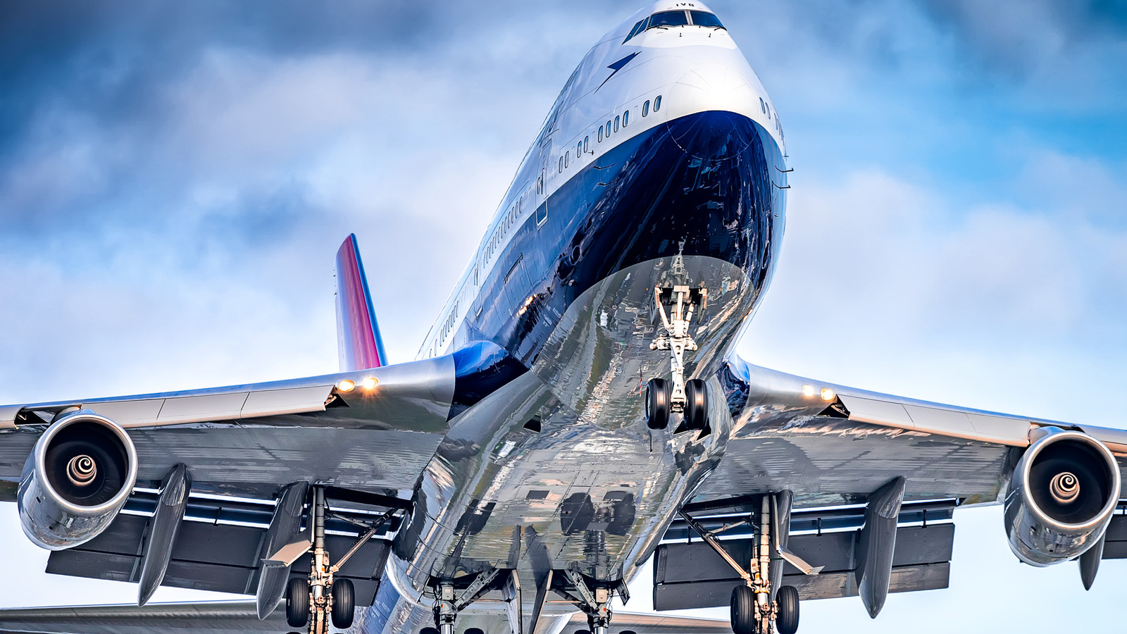波音 747 需要多少燃料才能以最大航程飞行？
