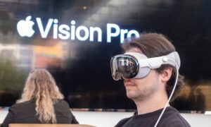 Apple Intelligence 将于 4 月扩展到 Vision Pro 耳机