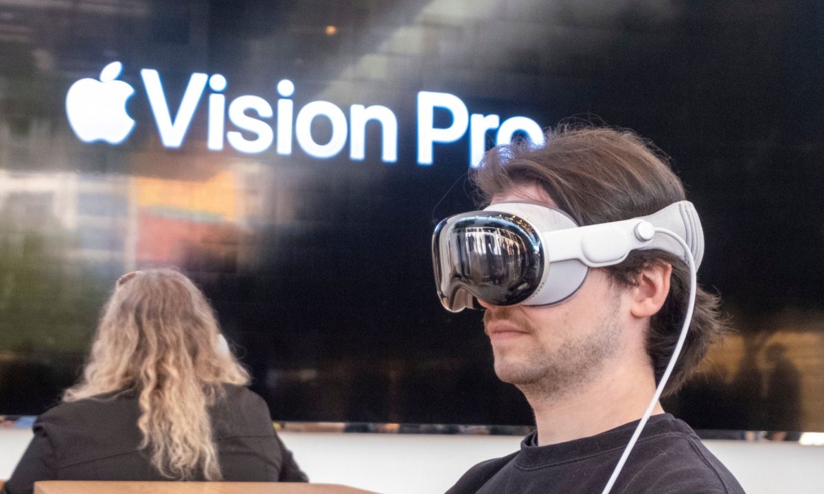Apple Intelligence 将于 4 月扩展到 Vision Pro 耳机