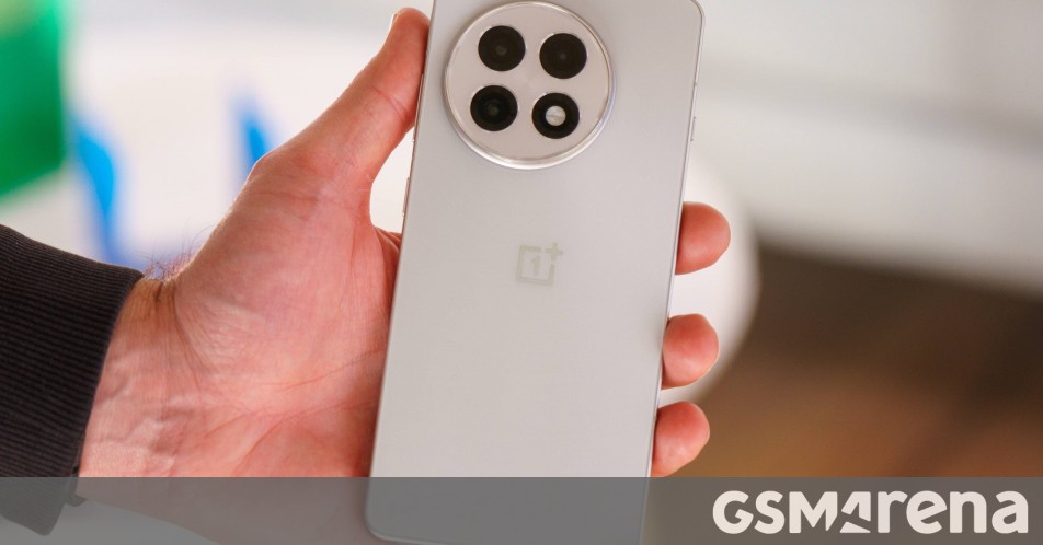 OnePlus 13R 获得新的 OxygenOS 15 更新，具有相机改进和 AI 翻译功能