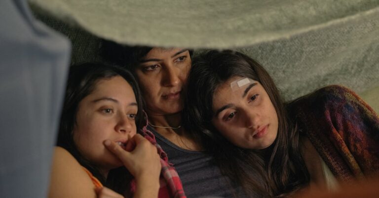 September Says 评论：一位希腊怪异的浪潮明星将她的新电影设定在某种 AI 生成的爱尔兰。为什么？