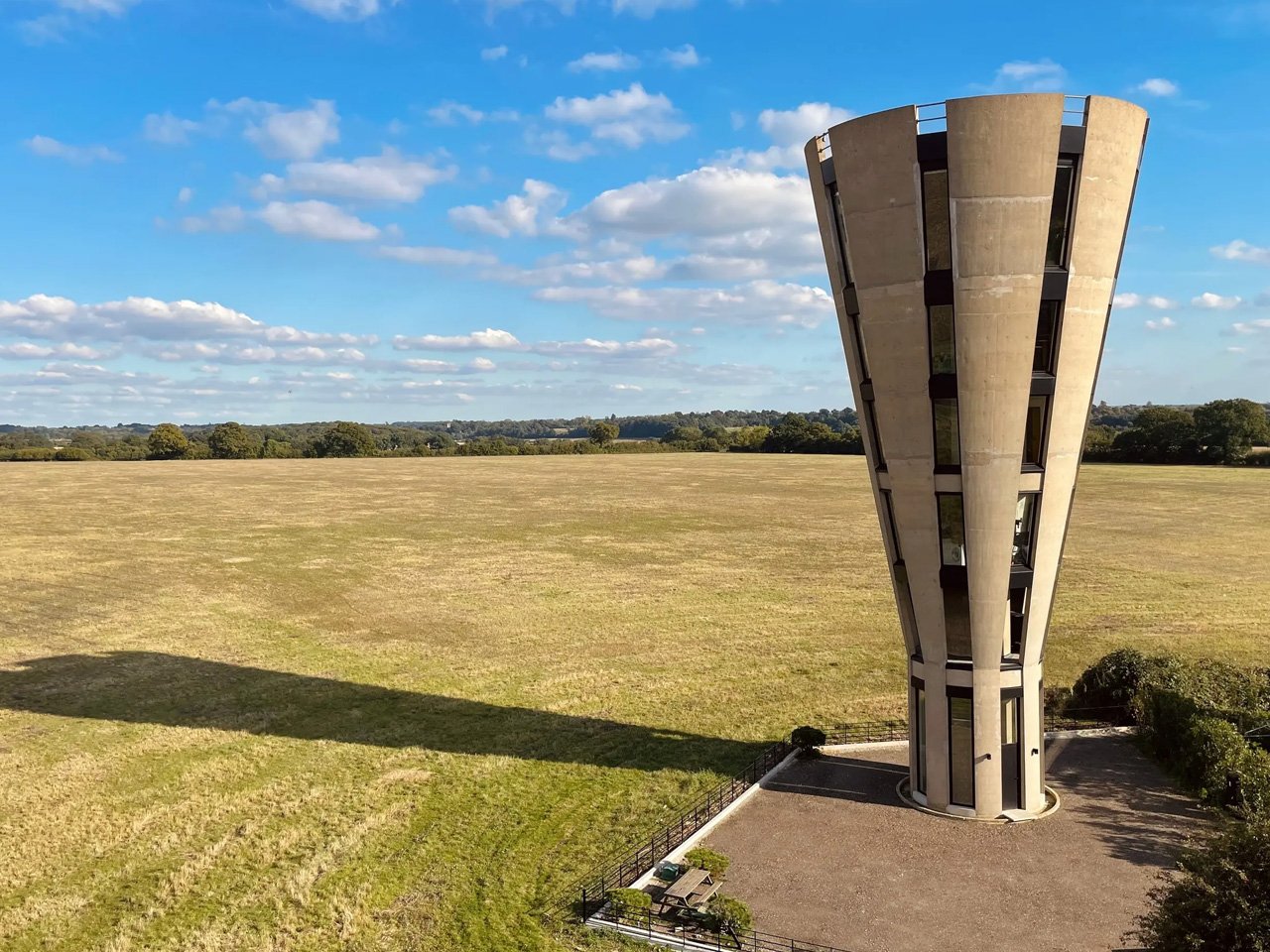 一座1960年代废弃的水塔被改造成一个野兽派和豪华的度假屋