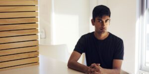 一名 OpenAI 举报人被发现死在他的公寓里。现在他的母亲想要答案