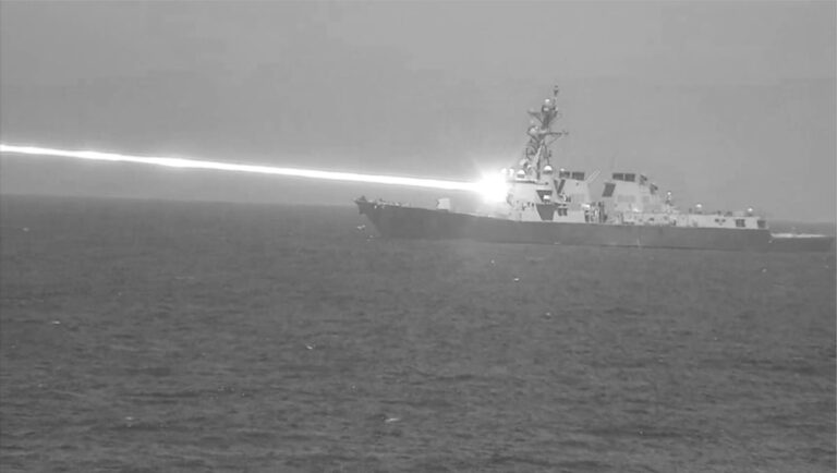 美国海军使用 HELIOS 激光器成功击中无人机测试