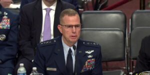 美国空军将军表示，去年在 100 个基地发现了 350 多架无人机