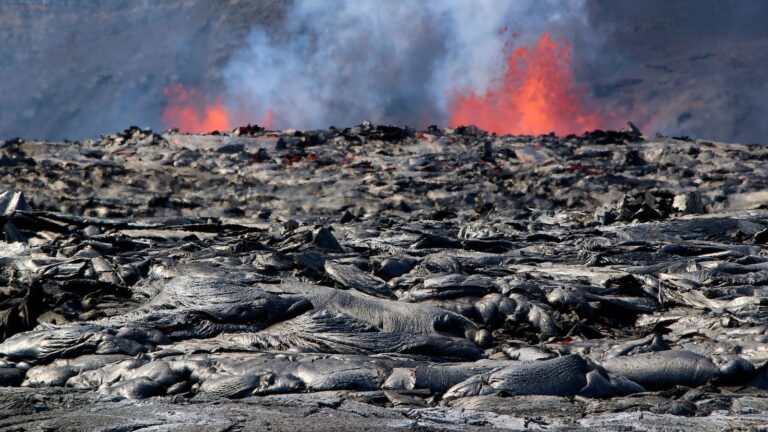 基拉韦厄火山是世界上最活跃的火山之一，再次喷出熔岩