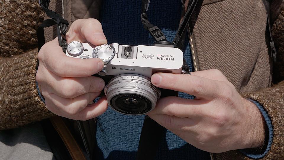 Fujifilm 预告了其病毒式 X100 VI 紧凑型相机的中画幅版本