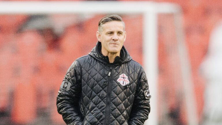 前多伦多FC主教练约翰·赫德曼（John Herdman）因无人机间谍丑闻被书面警告