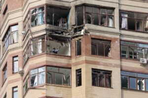乌克兰至少 12 人受伤;莫斯科和基辅贸易罢工导致俄罗斯主要炼油厂纵火