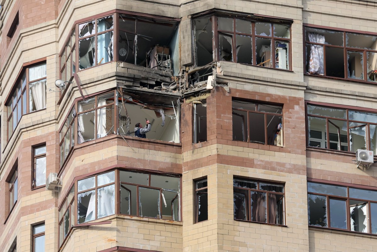 乌克兰至少 12 人受伤;莫斯科和基辅贸易罢工导致俄罗斯主要炼油厂纵火