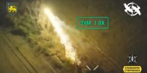 这种熔融的铝热剂无人机弹药会在超过 3000 度的温度下燃烧损坏的俄罗斯坦克，以确保它们不会死机