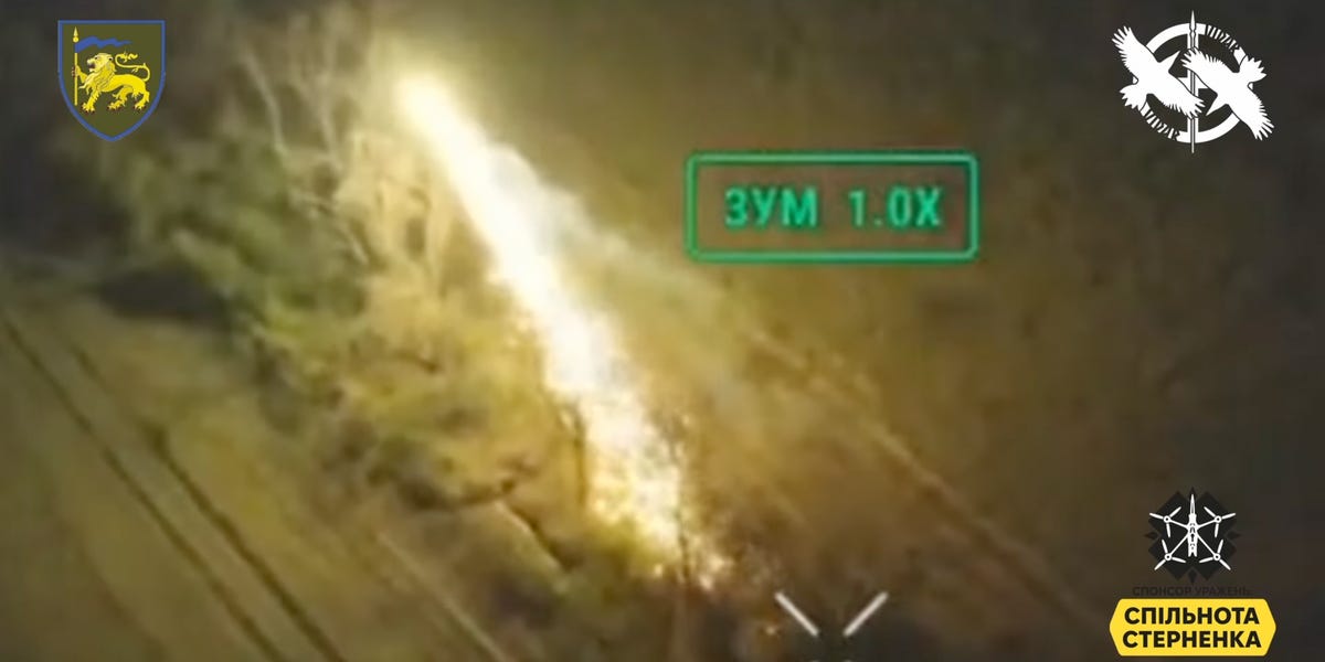 这种熔融的铝热剂无人机弹药会在超过 3000 度的温度下燃烧损坏的俄罗斯坦克，以确保它们不会死机