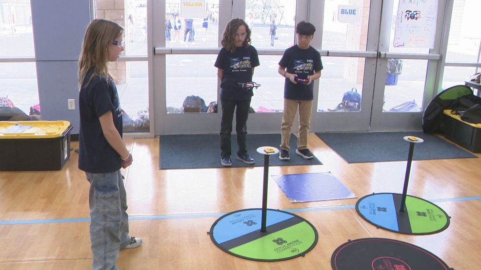 亨德森学校庆祝新无人机俱乐部在比赛中取得的成就