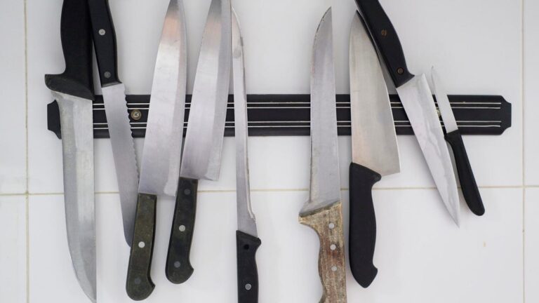 一位烹饪专家名叫 每个厨师都应该拥有的 3 把刀。你能猜到吗？