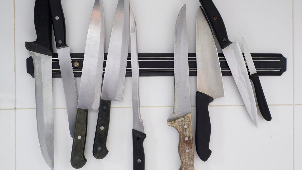 一位烹饪专家名叫 每个厨师都应该拥有的 3 把刀。你能猜到吗？