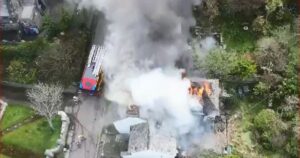在戏剧性的无人机镜头中从高空捕捉到西南房屋火灾