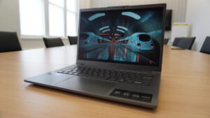 这款廉价的 Windows 笔记本电脑轻松取代了我的 M4 MacBook Air，原因只有一个