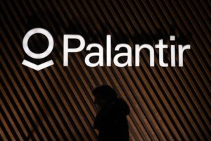 人工智能巨头 Palantir 下跌 32%。现在是逢低买入股票的时候了吗？