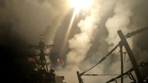 空军击落向海军航母打击群发射的胡塞无人机