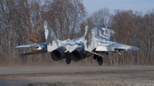 乌克兰的 MiG-29 散布在飞机跑道和高速公路上