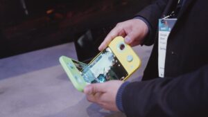 MWC 2025 上的三星可折叠概念：钳形手机、折叠控制台、Flexi 公文包