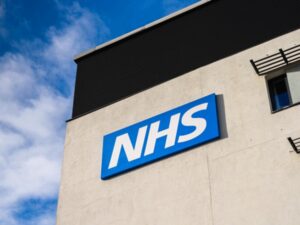 新的 AI 跌倒预测工具正在 NHS 中推出