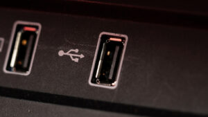 为什么有些 USB 端口是黑色的？这意味着什么