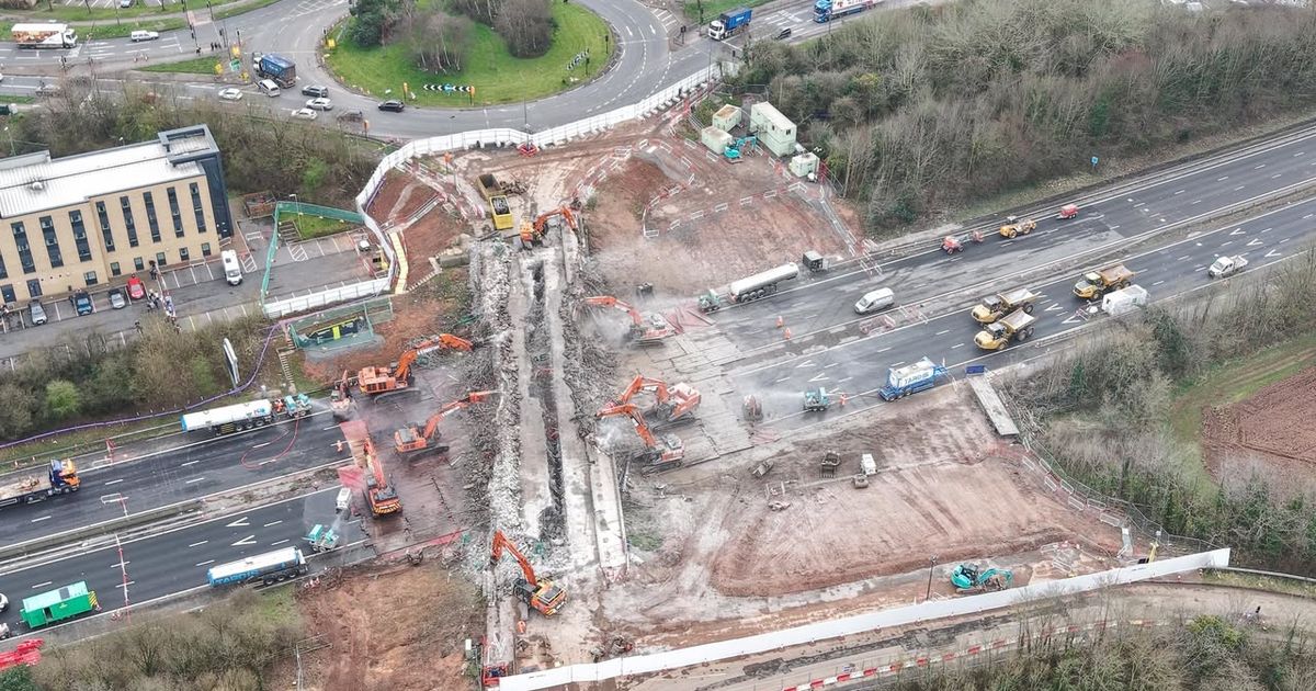 M4 天桥拆除图片，高速公路周末关闭