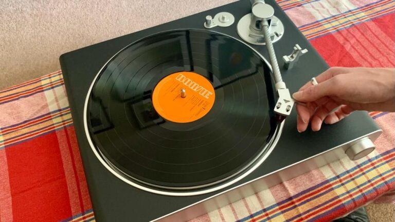 Victrola 已将蓝牙、UPnP 和 Roon 放入其仅限 Sonos 的转盘中，它相当于“我认为我们应该看到其他人”的高保真音响