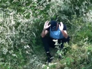 令人难以置信的时刻：偷车贼在戏剧性的高速追逐后被无人机抓获