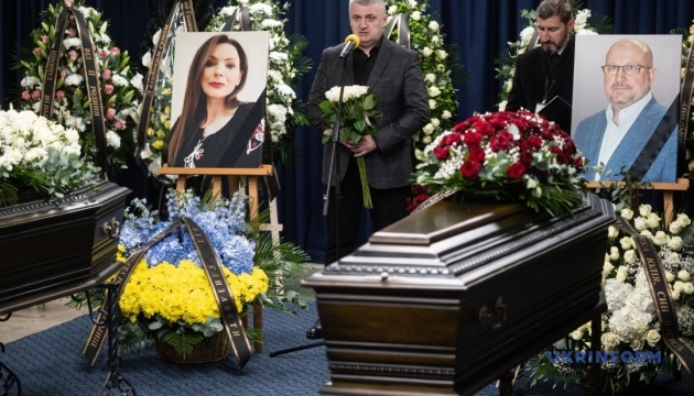 Ukrinform 记者 Tetiana Kulyk 和她的丈夫、外科医生 Pavlo Ivanchov 在基辅举行告别仪式