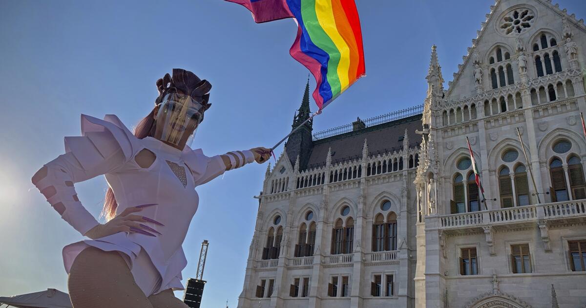 匈牙利议会通过法律禁止骄傲节活动，对 LGBTQ+ 权利的新攻击