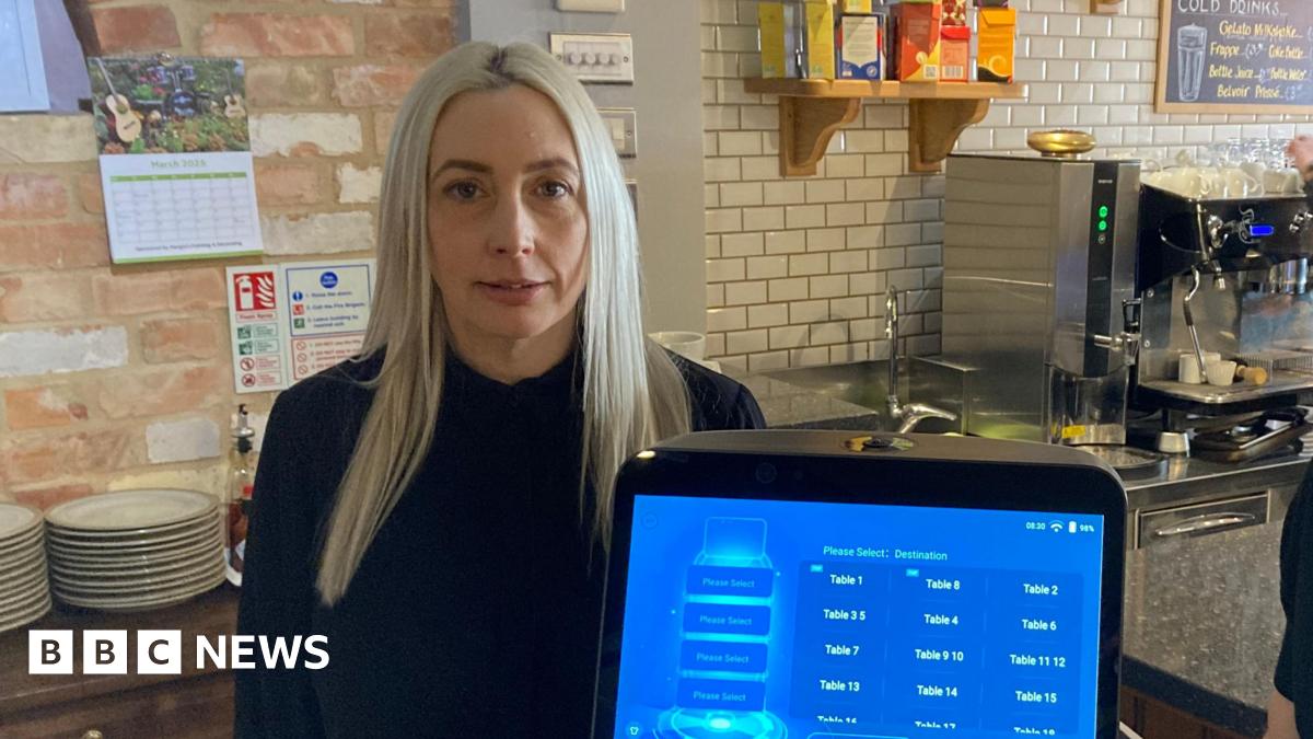 机器人服务员 Alphonso 让咖啡馆的顾客感到高兴