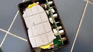 我打开了一个便宜的 600W 充电器来测试它的构建，里面的“粘液”不对劲