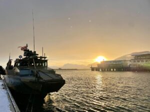 挪威沿海护林员盯着新的无人机，寻找海上的威胁