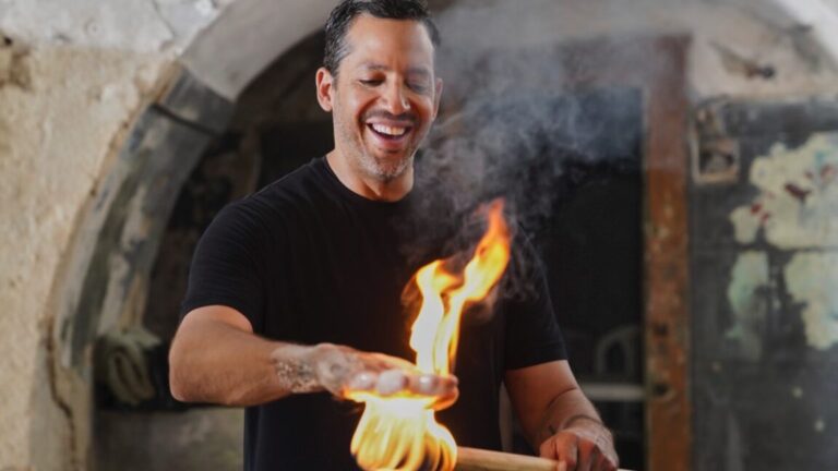 David Blaine 在 Do Not Attempt 中展示他的手