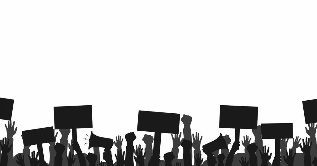 巴勒斯坦行动在安联拥有的体育场上悬挂国旗，以抗议保险公司的最新活动
