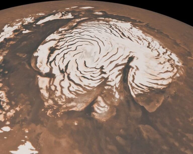 火星的极地冰盖正在慢慢地将其北极向内推