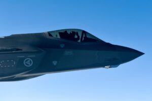 挪威接收三架新型 F-35 战斗机，欧洲人重新考虑武器生产
