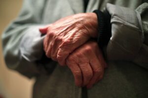 在全国范围内推广使用预测跌倒和疾病的 AI 软件